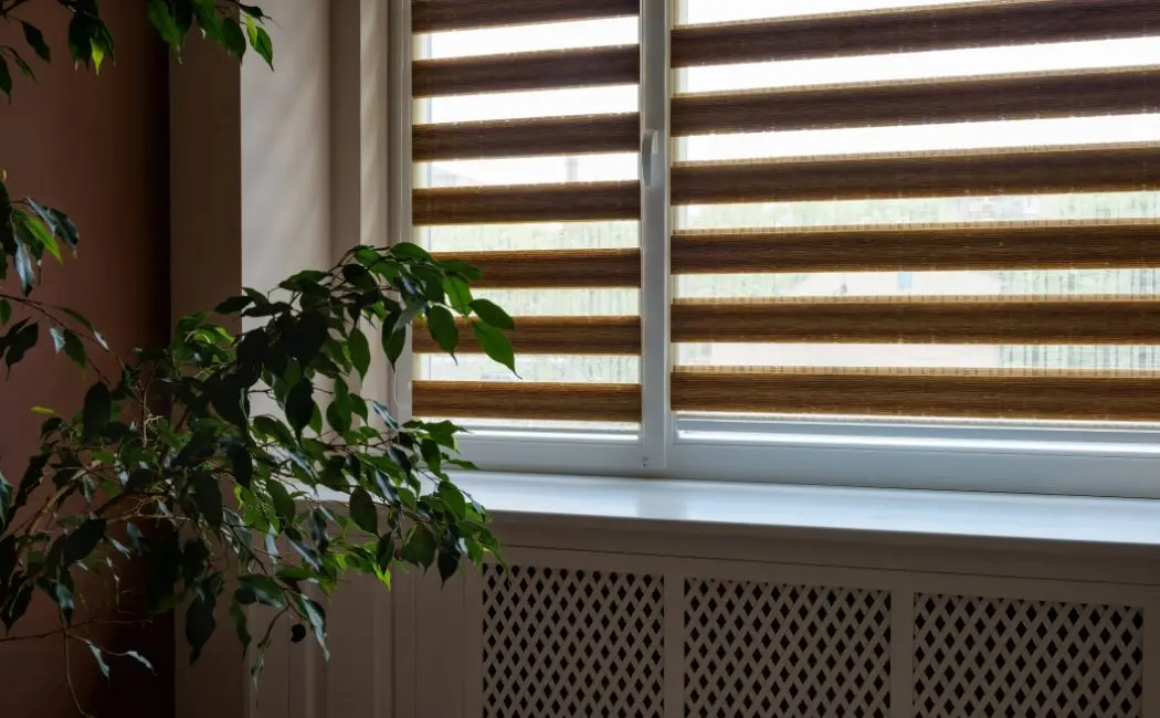 Jak rolety i żaluzje okienne wpływają na atmosferę pomieszczenia