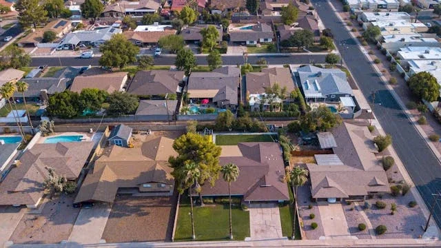 Uzbrojenie działki budowlanej – jak czytać opisy ofert