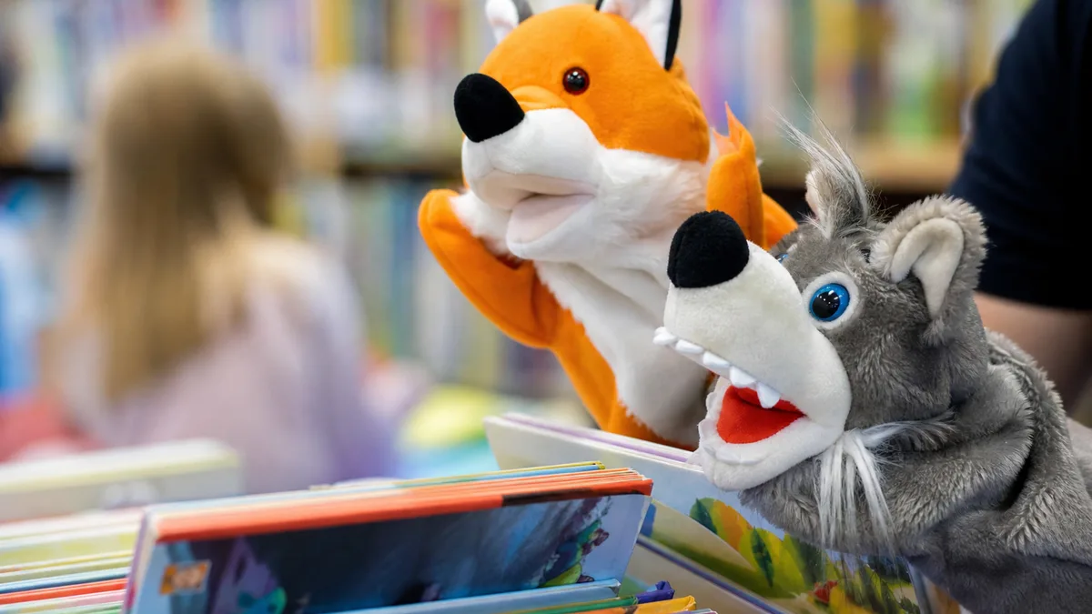 Piotr Witoń ożywił bajki. W Filii nr 2 dzieci spotkały Paddingtona i Pana Kleksa