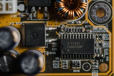Kondensatory w elektronice - na jakie parametry zwrócić uwagę?