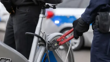 Rower i hulajnoga bez zabezpieczenia łatwym łupem. Policja radzi