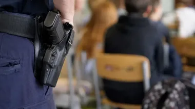 Policjanci z Ostrowa Wielkopolskiego uczą dzieci, jak reagować w zagrożeniu