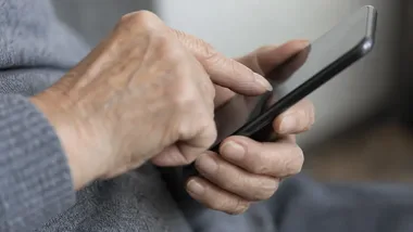 Telefon wyrwany przy bankomacie, potem zmiana PIN-u i ponad 8 tys. zł strat
