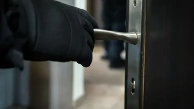 Trzy osoby w zadymionym bloku. Policjanci weszli do mieszkań