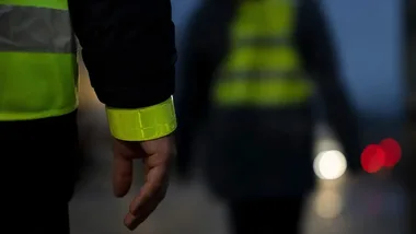 W drodze na cmentarz po zmroku odblask może dać kierowcy więcej czasu na reakcję