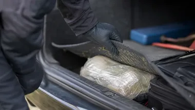Krótki pościg za poszukiwanym 46-latkiem. Policjanci znaleźli narkotyki