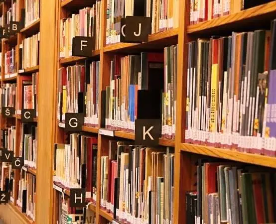 Noc Bibliotek w Filii nr 7 zamieniła bibliotekę w małe planetarium i warsztat rakietowy