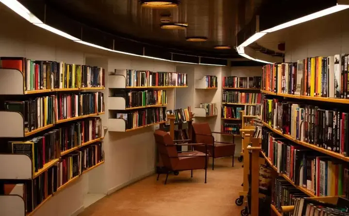 Jerzy Jarniewicz w bibliotece: rozmowy o poezji, tłumaczeniu i autografach