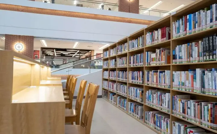 Międzypokoleniowe spotkanie z Kochanowskim: młodzież czyta, seniorzy wspominają