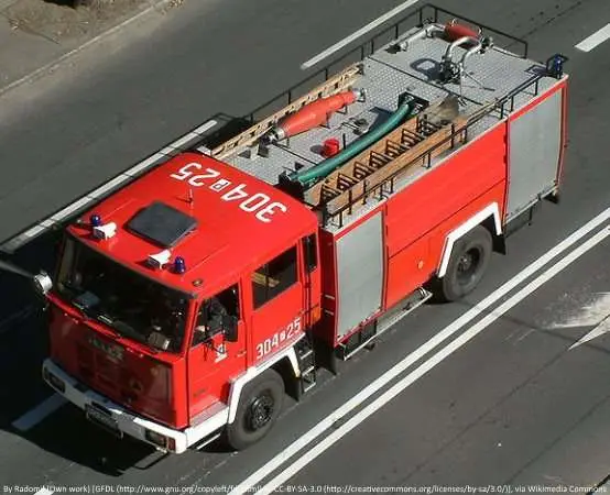 Auto w rzece Ołobok - JRG PSP z Ostrowa wydobyła dwie osoby, Limanowskiego zablokowana