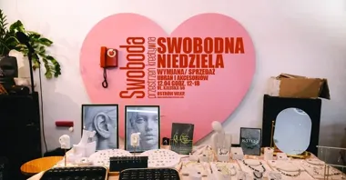 Grafika promocyjna wydarzenia SWOBODNA NIEDZIELA — wymiana i sprzedaż ubrań i akcesoriów