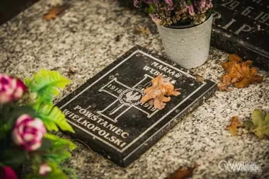 Grafika promocyjna wydarzenia Wielkopolskie Krzyże Powstańcze na grobach Ostrowian