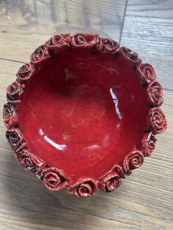 Grafika promocyjna wydarzenia Warsztaty na Dzień Mamy w Ostrowie Wielkopolskim – wspólne tworzenie z ceramiką w roli głównej