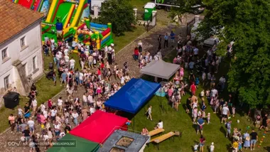 Rodzinne święto przy pałacu połączyło zabawę i pomoc dla przedszkola