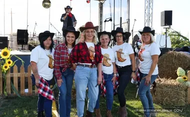 Byk rodeo, żużlowy motor i muzyka country. Tak Franklinów żegnał lato