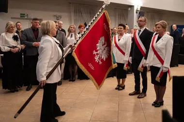 Nowy sztandar i zapowiedź wyższych diet dla sołtysów – ceremonia w Gminie Ostrów Wielkopolski