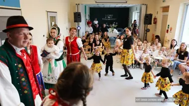 Maluchy z Gorzyc Wielkich zatańczyły z zespołem i skradły wielkanocne święto