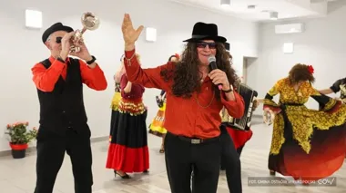 Barwne rytmy i tańce – Wiecznie Młodzi rozgrzali publiczność podczas obchodów Dnia Kobiet