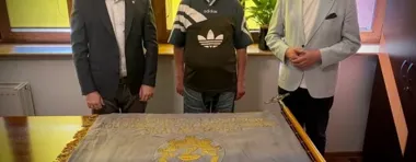 Sztandar KZN ocalał ze śmietnika. Teraz trafi do Izby Pamięci