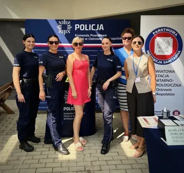 Na ostrowskim basenie policjantki ostrzegały przed wakacyjną brawurą
