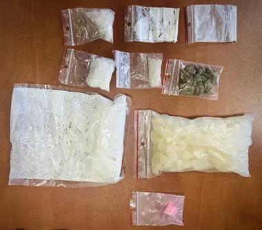 Rozbita butelka i ucieczka w parku - policja znalazła ponad 320 gramów narkotyków