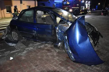 Uderzył w ogrodzenie i dwa budynki, potem schował się pod kartonami