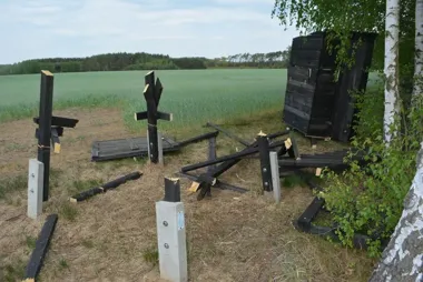 Kilkanaście ambon przeciętych pilarką - 32-latek usłyszał zarzuty
