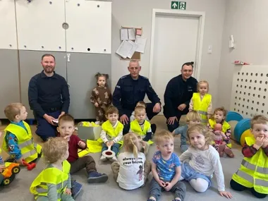 Policjanci z Nowych Skalmierzyc uczą dzieci i rozdają odblaski - prosty sposób na bezpieczeństwo