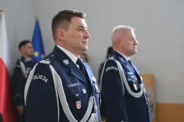 76 funkcjonariuszy awansowało - Ostrowska policja ma nowych młodszych aspirantów