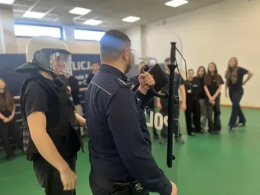 Uczniowie z Ostrowa w mundurach - policja pokazała musztrę i ryzyko narkotyków