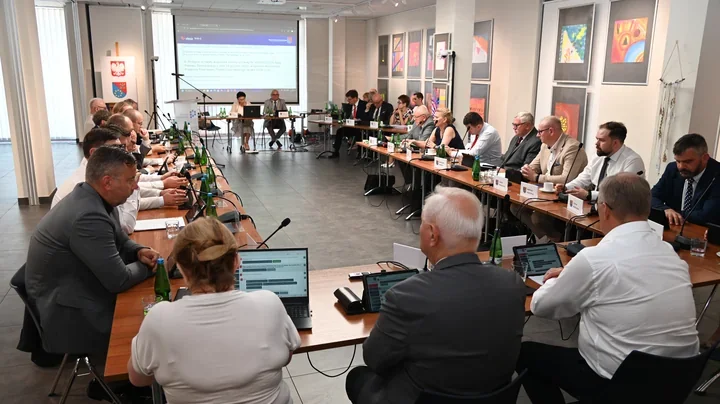Powiat Ostrowski z absolutorium. Radni ocenili budżet i wielkie inwestycje