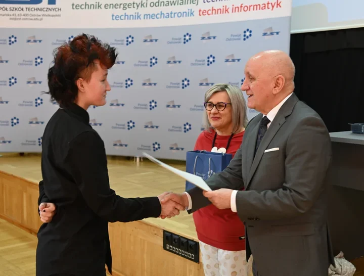 Uczennica IV LO triumfuje w Konkursie Ortograficznym o Pióro Starosty – dyktando pełne technicznych terminów