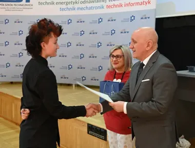 Uczennica IV LO triumfuje w Konkursie Ortograficznym o Pióro Starosty – dyktando pełne technicznych terminów