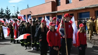Ponad dwustu młodych strażaków podniosło flagę w Ostrowie Wielkopolskim
