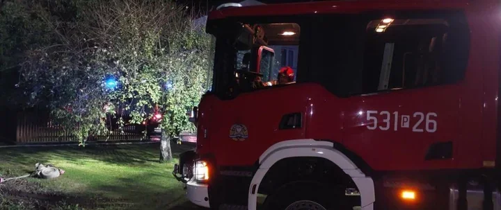 Pożar objął cały budynek gospodarstwa w Żakowicach. Na miejscu 16 zastępów