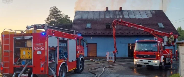 Pożar objął cały budynek w Chojniku. Na miejscu osiem zastępów