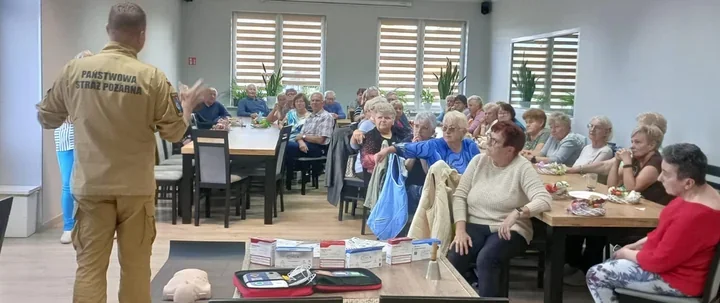 Seniorzy z gminy Sośnie dostali czujki. Strażacy uczyli AED