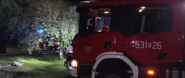 Pożar objął cały budynek gospodarstwa w Żakowicach. Na miejscu 16 zastępów