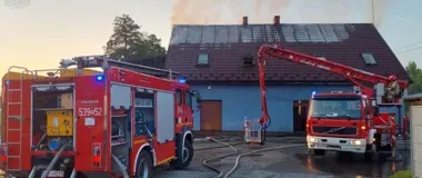 Pożar objął cały budynek w Chojniku. Na miejscu osiem zastępów