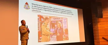 Alarm z powietrza w szkołach. Strażacy szkolili kadrę w Ostrowie
