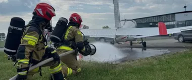 Awionetka zderzyła się z autem na lotnisku - 15 osób w scenariuszu
