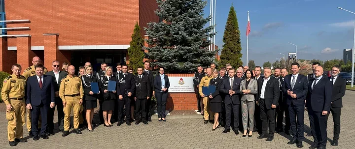 W Ostrowie podpisano umowy dla strażaków. Wsparcie trafi do 13 jednostek OSP