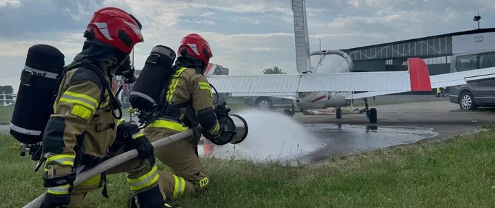 Awionetka zderzyła się z autem na lotnisku - 15 osób w scenariuszu